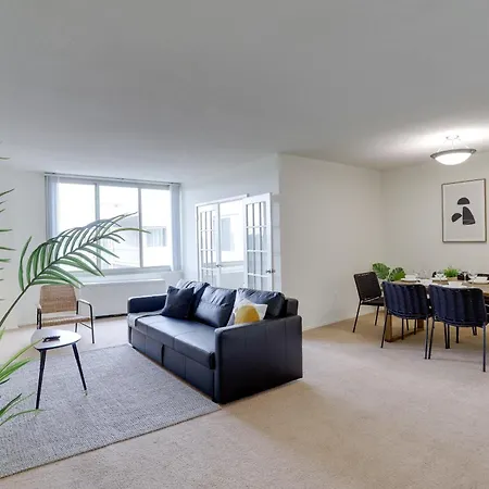 Incredible 1 Bedroom Apt + Den @Crystal City With Gym